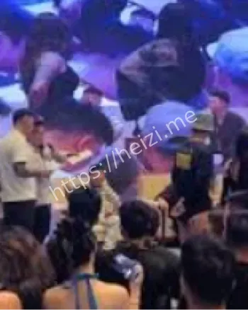 女模特坐评委身上蠕动