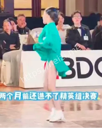 绿衣服女孩打电话道歉过程