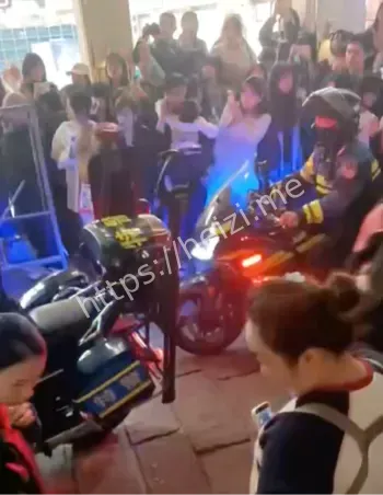 潮宗街脚手架垮塌