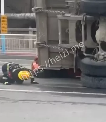 烟台渣土车侧翻