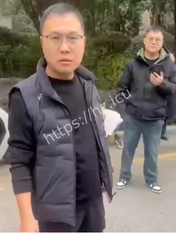 长沙外卖小哥围堵鸣笛