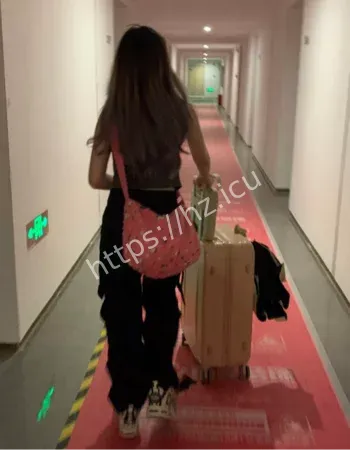 清纯女生形象反差