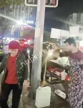 摊主特警对峙被压制