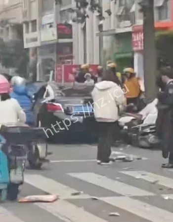 福州仓山万达门口车祸