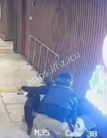 持刀挟持女人质